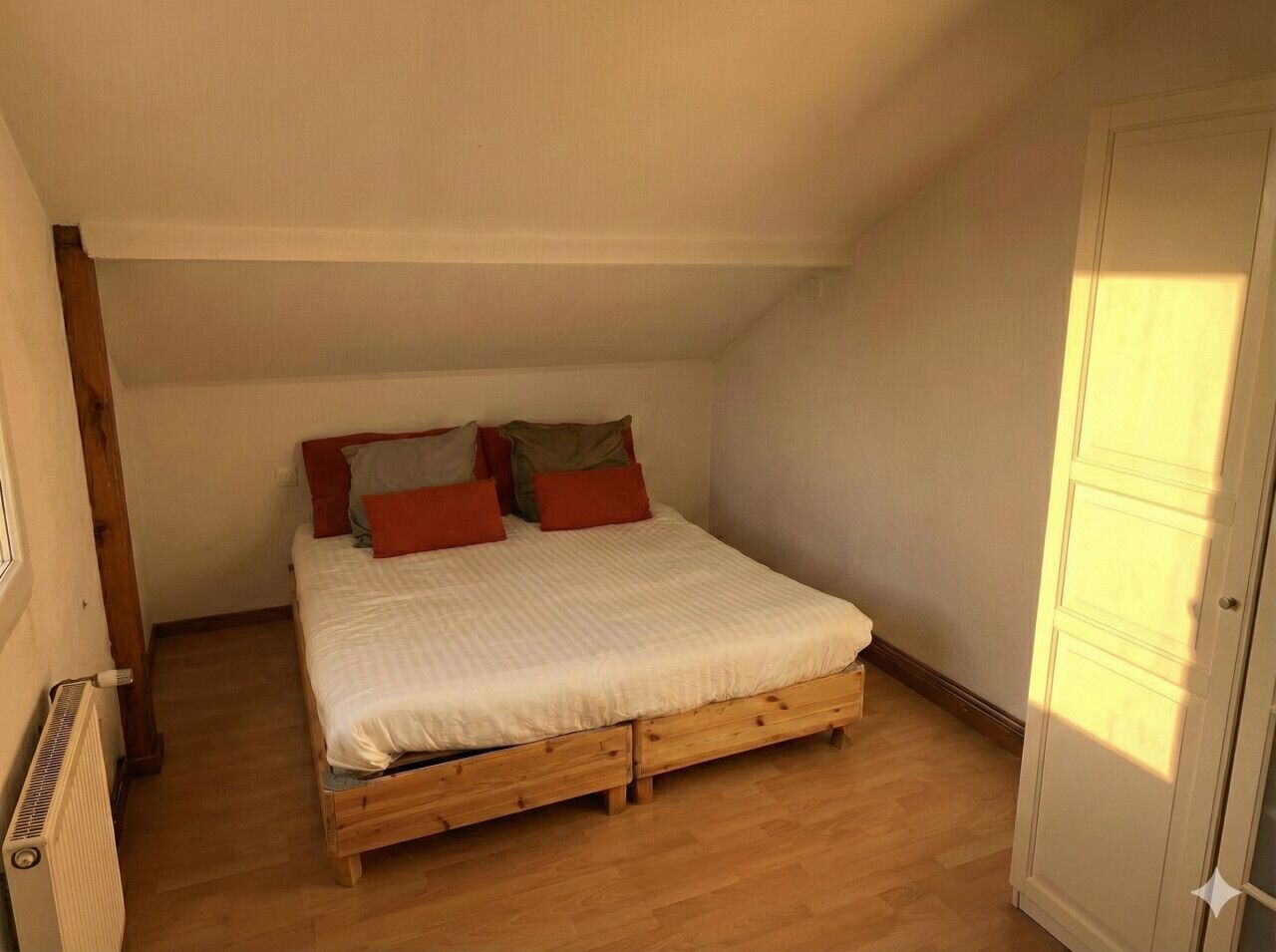 Desk, travel cot, WiFi