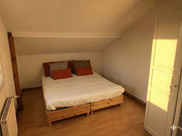 Desk, travel crib, WiFi