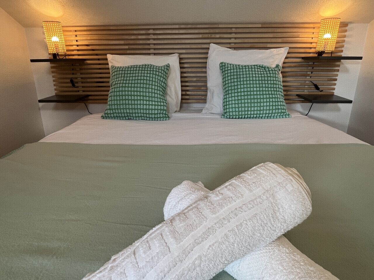 Schreibtisch, Reisekinderbett, WLAN