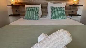 Schreibtisch, Reisekinderbett, WLAN