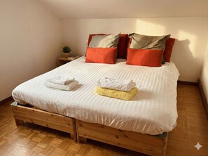 Schreibtisch, Reisekinderbett, WLAN