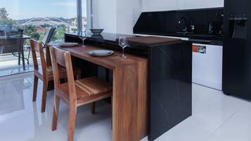 Fridge, oven, stovetop, dishwasher