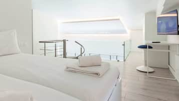 2 bedrooms, desk, iron/ironing board, WiFi