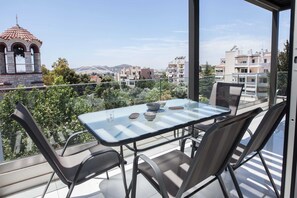 Outdoor dining - Marousi 2 Bd Modern Luxury Living with Shared Pool (Athens)