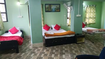 Una scrivania, Wi-Fi gratuito, lenzuola