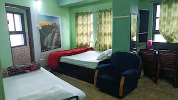 Deluxe Triple Room | Desk, free WiFi, bed sheets