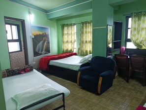 Tremannsrom – deluxe | Skrivebord, wi-fi (inkludert) og sengetøy