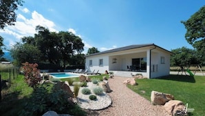 A modern house with a swimming pool, surrounded by a well-maintained garden and a gravel path. - Villa Pardisoli 2. Logement Entier : Hébergement - Prunelli-di-fiumorbo, France (Prunelli-di-Fiumorbo)