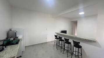 Réfrigérateur, micro-ondes, plaque de cuisson, cafetière/bouilloire