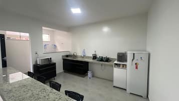 Geladeira, micro-ondas, cooktop, cafeteira/chaleira