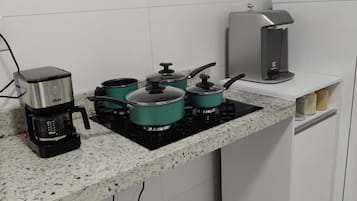Geladeira, micro-ondas, cooktop, cafeteira/chaleira