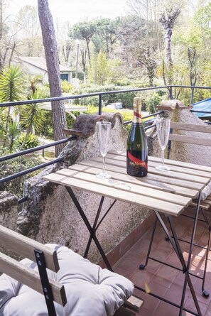 Un tavolo in legno con una bottiglia di champagne e due bicchieri.