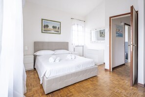 2 slaapkamers, een strijkplank/strijkijzer, reisbedje, gratis wifi