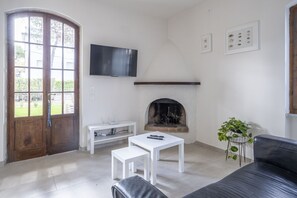 TV, fireplace - Wonderful  villa for 5 people with WIFI, A/C, TV, terrace and pets allowed, close to Forte Dei M... (Marina Dei Ronchi)