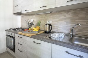 Frigorifero, microonde, forno, piano cottura