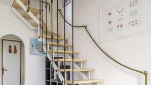 A staircase with wooden steps and metal railings, leading to an upper floor. - Wonderful  villa for 5 people with WIFI, A/C, TV, terrace and pets allowed, close to Forte Dei M... (Marina Dei Ronchi)
