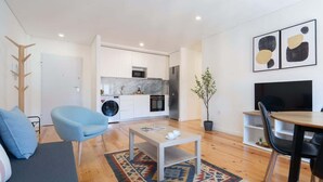 Un apartamento moderno con sala de estar, cocina y comedor.