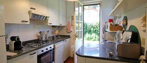 Frigorifero, microonde, forno, piano cottura