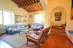 TV, fireplace - Wonderful private villa for 8 people with WIFI, A/C, TV and pets allowed, close to Forte Dei Marmi (Marina Dei Ronchi)