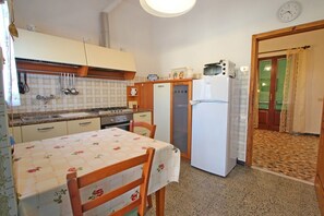 Frigorifero, microonde, forno, piano cottura