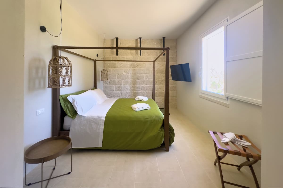 Deluxe Room | 1 bedroom, minibar, in-room safe, soundproofing