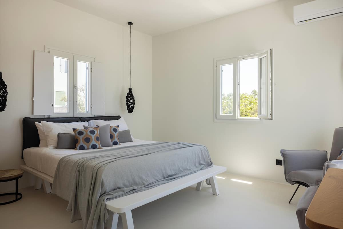 Deluxe 1 Bedroom Suite, Sea View | 1 bedroom, free WiFi