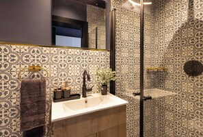 Studio, Balcony | Bathroom | Shower, free toiletries, hair dryer, towels