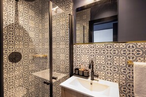 Douche, articles de toilette gratuits, sèche-cheveux