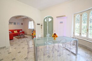Dining - Beautiful private villa with WIFI, A/C, TV, veranda and pets allowed, close to Forte Dei Marmi (Marina Dei Ronchi)