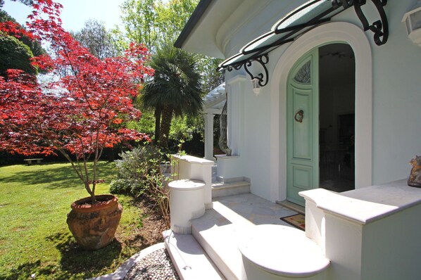 Terrace/patio - Beautiful private villa with WIFI, A/C, TV, veranda and pets allowed, close to Forte Dei Marmi (Marina Dei Ronchi)