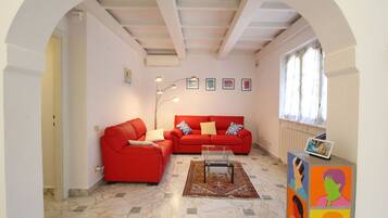 Fernseher, Kamin, DVD-Player, Stereoanlage