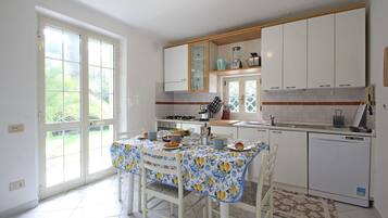 Frigorifero, microonde, forno, piano cottura