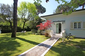 Exterior - Beautiful private villa with WIFI, A/C, TV, veranda and pets allowed, close to Forte Dei Marmi (Marina Dei Ronchi)