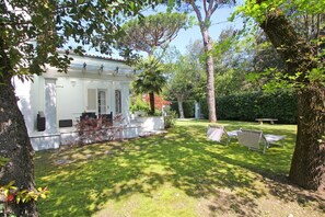 Terrace/patio - Stunning private villa with A/C, WIFI, TV, veranda and pets allowed, close to Forte Dei Marmi (Marina Dei Ronchi)