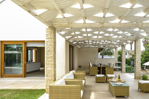 Stunning private villa for 9 guests with WIFI, private pool, A/C and TV