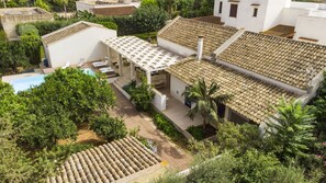 Zona residencial amb piscina, mobiliari exterior i jardí.