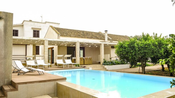 A pool area with lounge chairs and a covered seating area. - Beautiful private villa for 9 guests with A/C, WIFI, private pool and TV (Marsala)