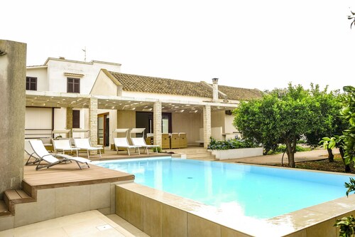 Beautiful private villa for 9 people with A/C, private pool, WIFI and TV