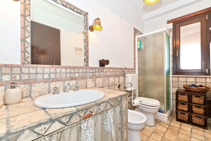 Dusche, Haartrockner, Bidet