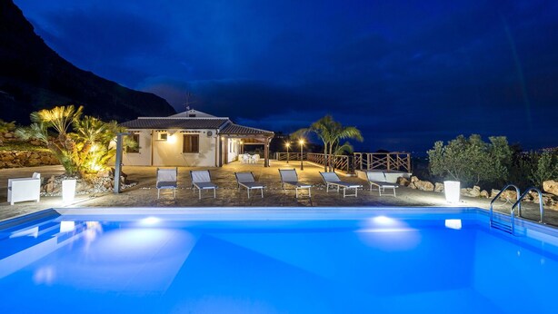 A poolside area with lounge chairs, a covered seating area, and a building with a tiled roof. - Beautiful private villa for 8 guests with private pool, WIFI, A/C, TV, veranda and panoramic view (Castellammare Del Golfo)