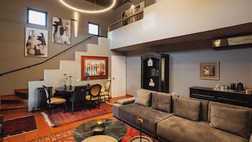 Căn hộ Superior, ban công, quang cảnh vườn nho | Khu phòng khách | TV màn hình phẳng 24-inch có truyền hình vệ tinh