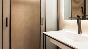 Quarto superior, vista para o vinhedo | Banheiro | Produtos de toalete grátis, secador de cabelo, roupões de banho