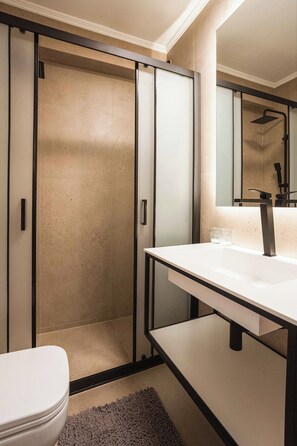 Habitación superior, vistas al viñedo | Baño | Artículos de higiene personal gratuitos, secador de pelo y albornoces