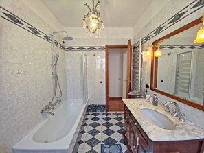 Douche, sèche-cheveux, bidet