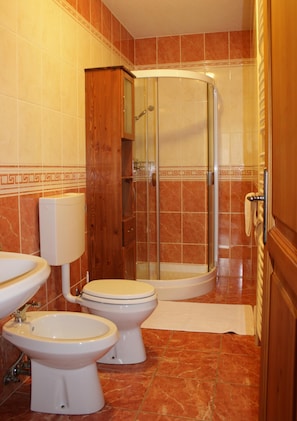 Douche, sĂšche-cheveux, bidet, serviettes fournies