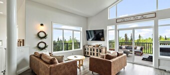 Golden View House  · Spacious Mountain Retreat- Hot Tub, Beautiful View