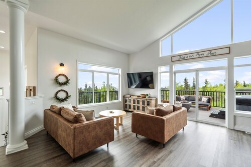 Golden View House  · Spacious Mountain Retreat- Hot Tub, Beautiful View