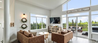 Golden View House  · Spacious Mountain Retreat- Hot Tub, Beautiful View