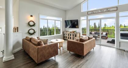 Golden View House · Spacious Mountain Retreat- Hot Tub, Beautiful View