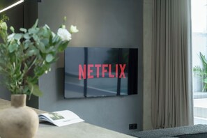 90-cm Smart TV with cable channels, Netflix, streaming services - Kaba Kaba (Canggu)